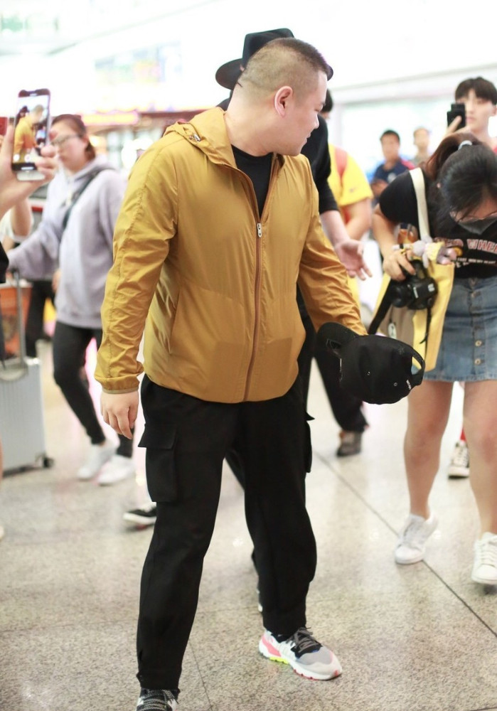 岳云鹏真瘦了!黑色拼接t恤配束脚裤,休闲潇洒意外穿出潮男气质