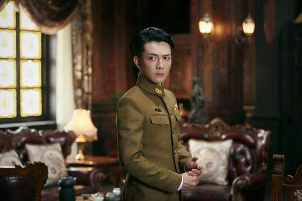 下》中的丐叔,本以为丐叔是个中年大叔,没想到原来穿上军装的他这么帅
