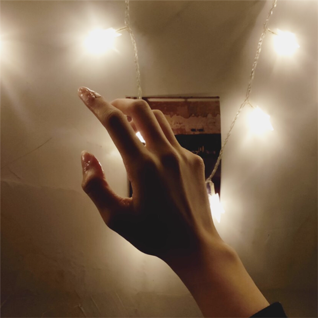 心理学:你最想牵哪一只手?秒测这辈子谁是最宠你的人,超准!