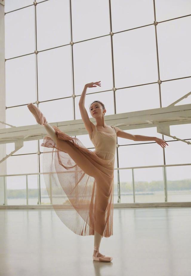 吴谨言太仙了一袭芭蕾裙高空180劈叉绝美天鹅颈媲美刘诗诗