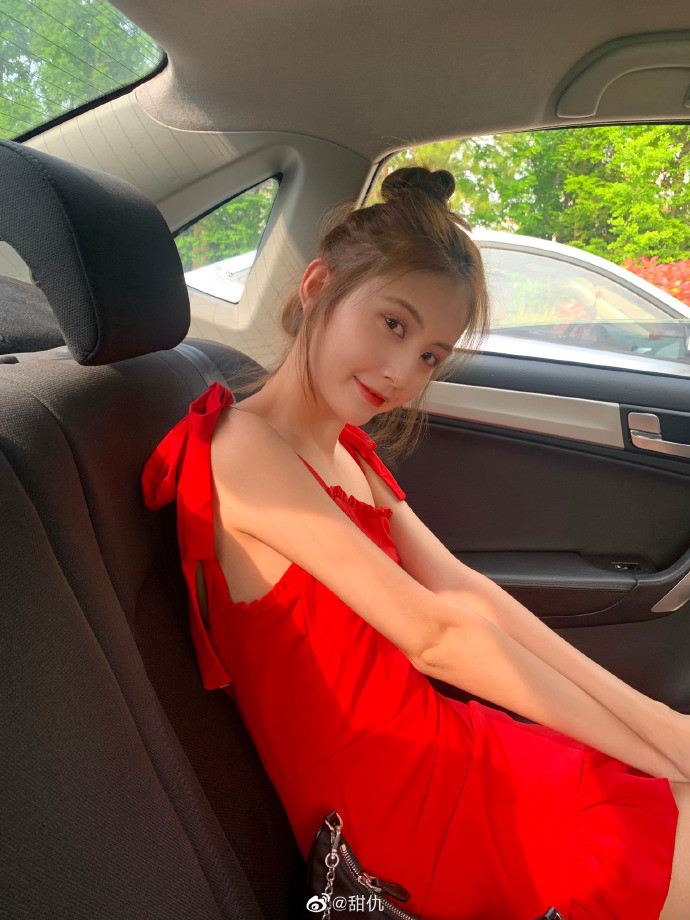 甜仇的资料中显示,她的名字叫做仇琳琳,山东淄博人,当年她在抖音中