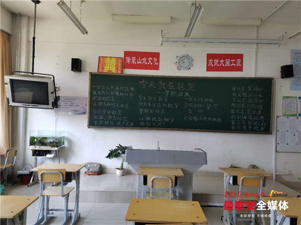 高校开学提上日程大学老师为学生在黑板上写诗 腾讯新闻