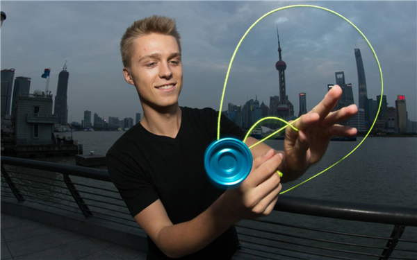 你还记得曾风靡一时的悠悠球吗要玩好它可不容易