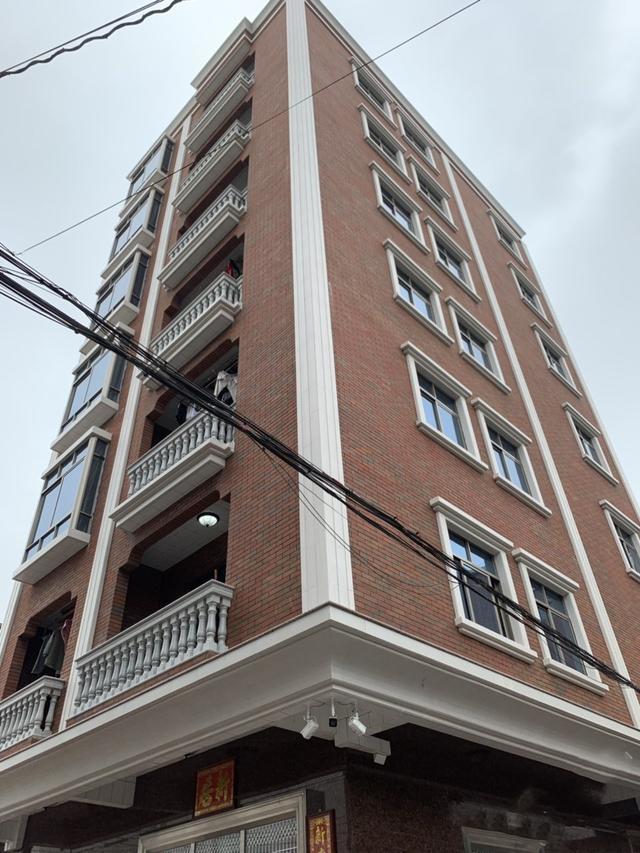 村中富豪220w建7层别墅客厅实木家具显奢华亲戚却嫌其没电梯