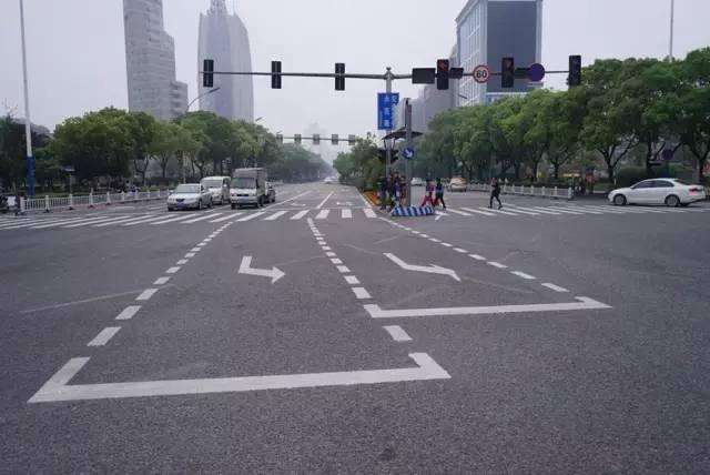 遇到这种左转虚线务必小心一个油门踩过去驾照6分就没了