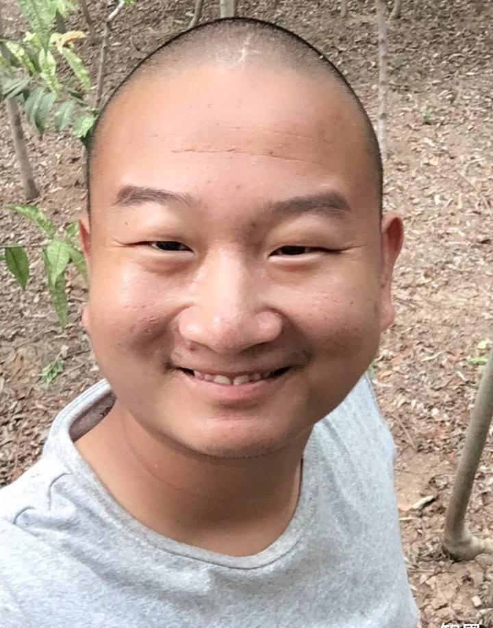 网红giao哥婚礼现场寒酸,新郎整体"土味"十足,长辈表情需细品