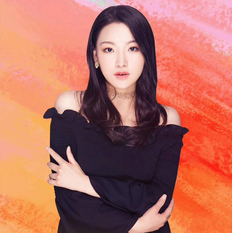 出生于1998年的总制片人夏姣刚满21岁,从而被业内称之为"中国最年轻女