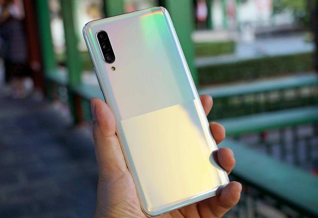 三星a90推出的时候,就是奔着年轻用户来的,它的设计很前沿,正面是大家