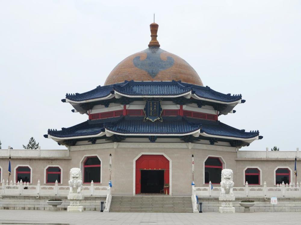 1954年,內蒙政府將成吉思汗的白色宮帳請回故地,並建紀念性陵園,即