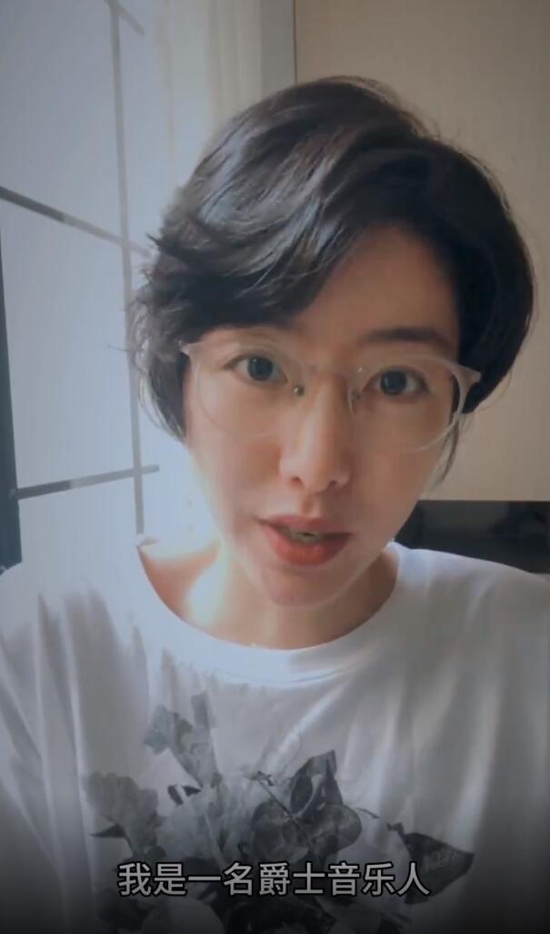 十足的才女一枚,怪不得能够入得了李亚鹏的眼,素颜的susie还是那么