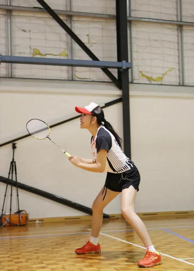 不服不行64岁刘晓庆一身运动装打羽毛球没有一丝皱纹好年轻