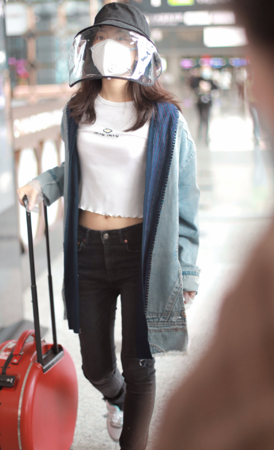 赵今麦穿紧身裤现身机场,生图下无意暴露真实腿围:确定17岁?