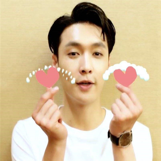 男星比心名场面,千玺暖心,张艺兴温柔,陈立农可爱,看到蔡徐坤:甜蜜