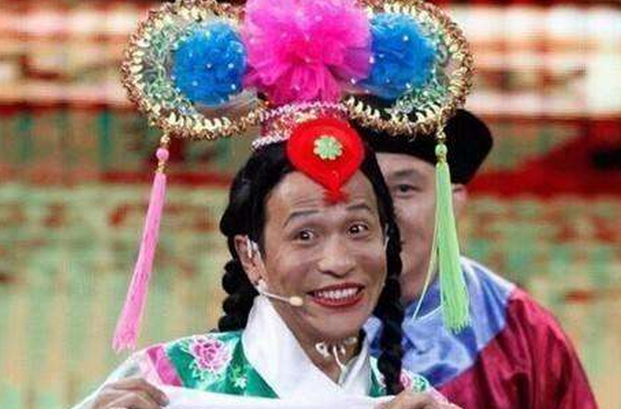 上春晚忘词,随口编一句没想到成经典,宋小宝成名之路有多曲折?