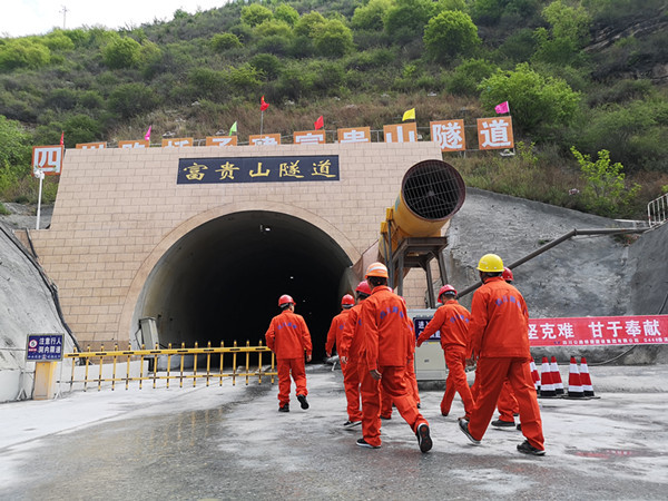 富贵山隧道贯通叠溪至松坪沟生命线即将通车