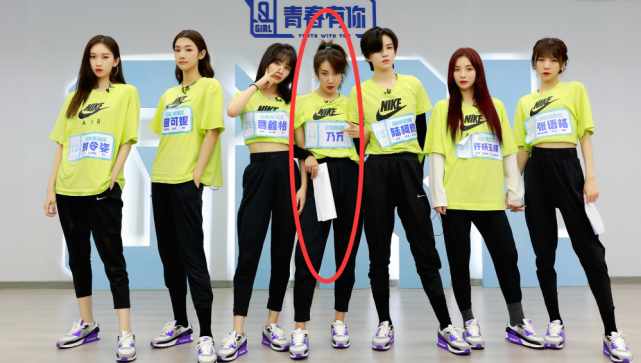 青你主题曲海报封面引热议4组c位都站中间谁留意乃万