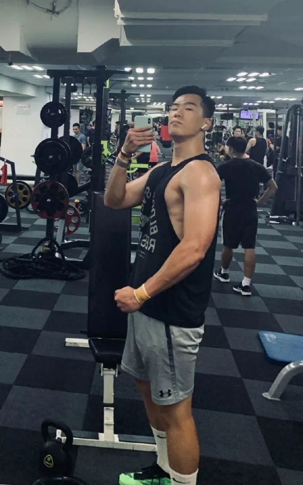 很多人都觉得高个子健身是件难事但身高198的他,不仅摆脱了瘦弱身材还