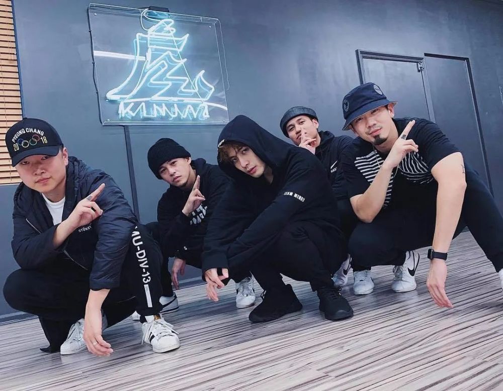 说起王嘉尔的舞蹈,绝对绕不开一个国际知名街舞团体——kinjaz,王嘉尔