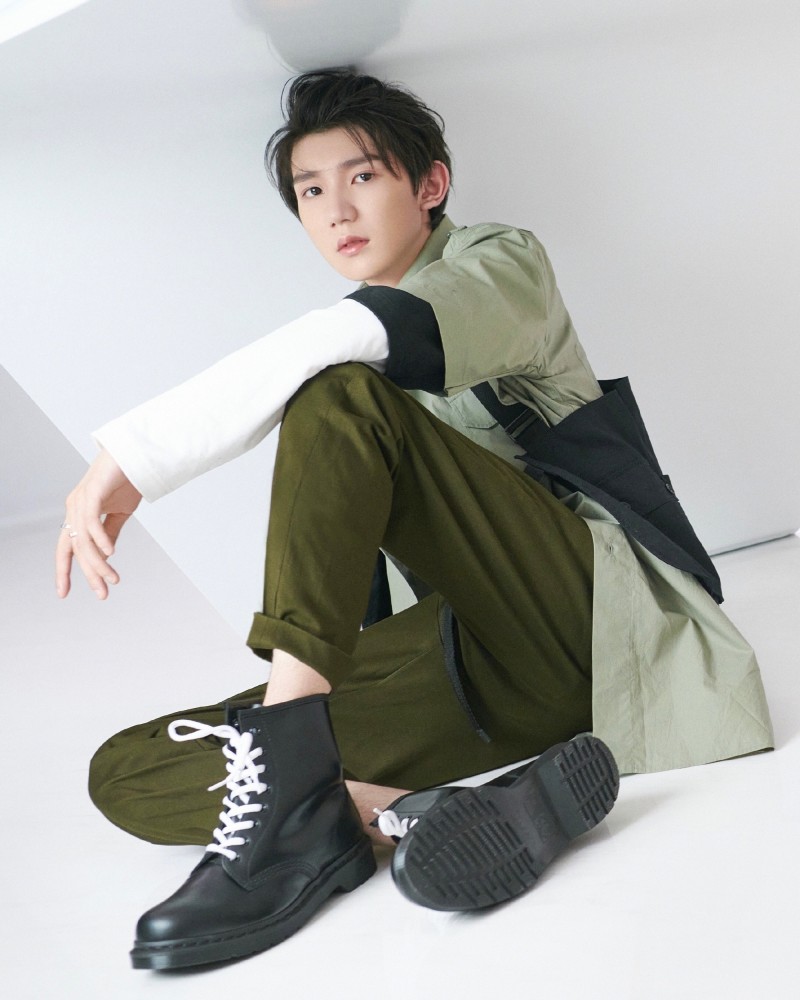 王源回国首次亮相五四彩排,黑色运动装配大背头,少年气息十足