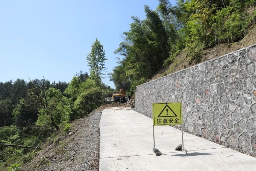 垮塌的堡坎修好了石牌群众高兴了