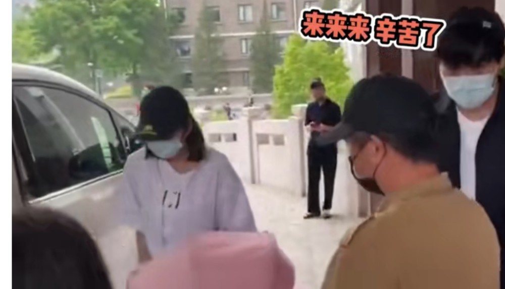 张若昀|张若昀发文自白似告白唐艺昕：无尽的时光过后，在茫茫星海中相逢