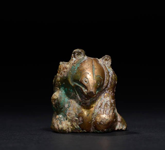 8cm本件汉代的"小熊"与安思远的形制基本相同,铜制鎏金,首微颔,咧嘴竖