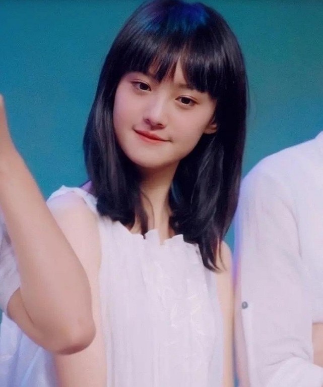 郑爽早年上快本剧照曝光18岁的她清纯可爱360度无死角