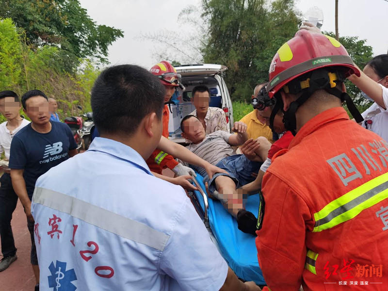 隔著屏幕都感覺痛男子騎車摔倒被路邊金屬護欄刺穿小腿