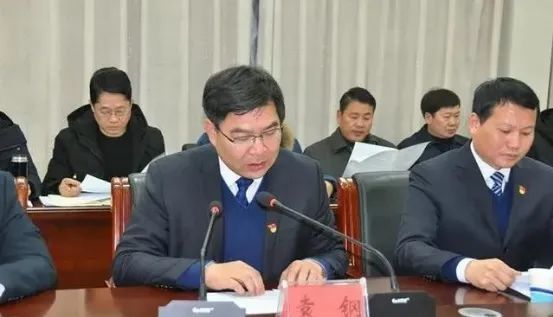 产业园区签约仪式近日在息县县政府大楼举行,息县县长袁钢(上图左)与