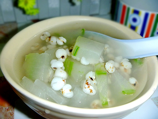 材料:薏米50g,鲜冬瓜150g.做法:薏苡仁用清水浸泡4小时备用.