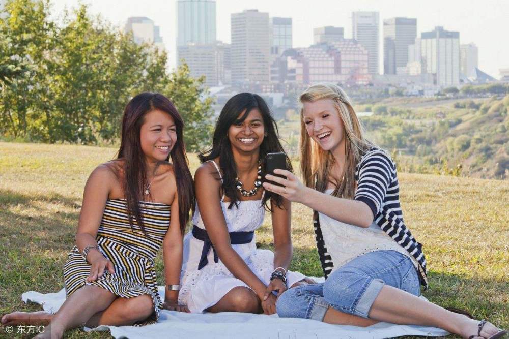 移民美国的菲律宾女性凭借什么参与社会生活获得工作