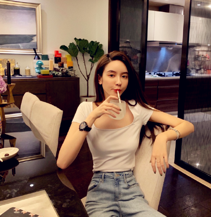 总裁被处罚后张大奕又开直播被小三弹幕刷屏心情还是很好