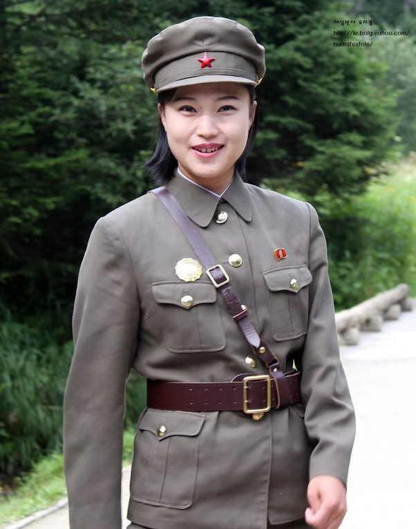 朝鲜白头山清一色中国游客,女讲解员充满激情,怎一个"帅"字了得