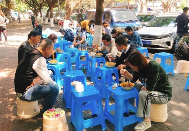 麻辣香濃重慶著名的網紅小面加一個煎蛋更完美每天生意爆滿