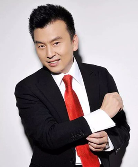他是央视名嘴,曾与美女主持人李梓萌传绯闻,年近花甲仍单身!