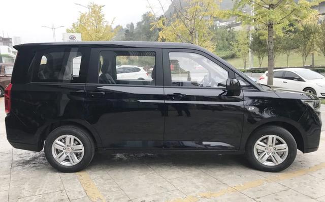 五菱宏光plus"黑武士"新车到店,内饰终于不再廉价