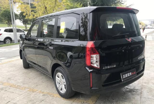 五菱宏光plus"黑武士"新车到店,内饰终于不再廉价