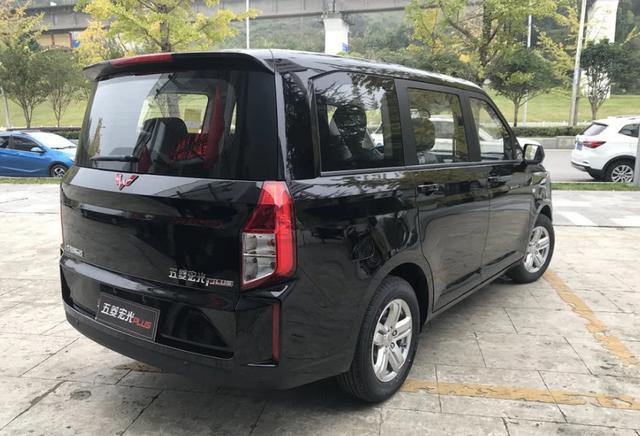 五菱宏光plus"黑武士"新车到店,内饰终于不再廉价