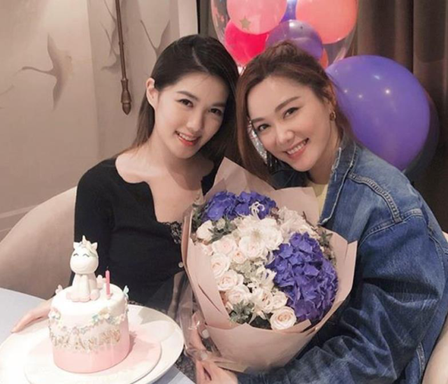 汤镇宗一家为33岁长女庆生,57岁妻子美貌出众,2个女儿长相随妈