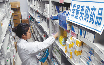 江西南昌大学第二附属医院药房内,医师正在带量采购药品的药架前为