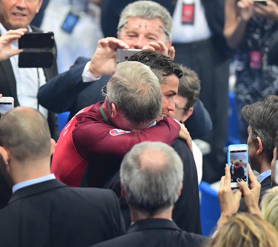 c罗与弗格森亦师亦父亦友每一次的相视而笑与温暖拥抱都令人动容