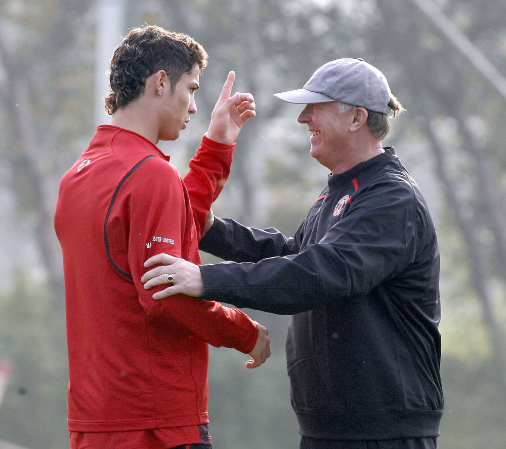 c罗与弗格森亦师亦父亦友每一次的相视而笑与温暖拥抱都令人动容