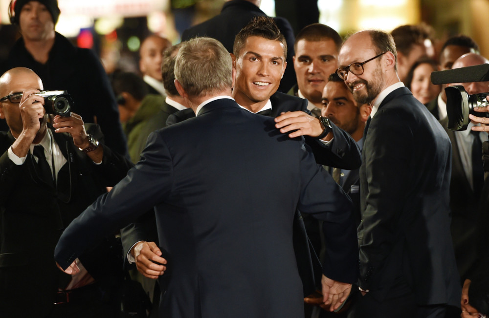 c罗与弗格森亦师亦父亦友每一次的相视而笑与温暖拥抱都令人动容