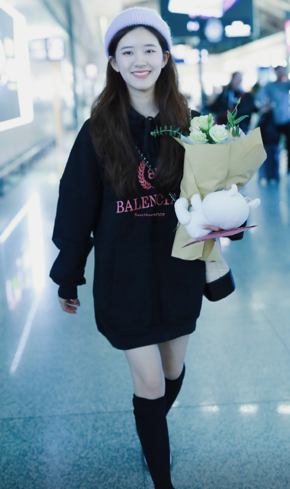 赵露思太"心机"了!穿毒汁袜故意往下扯一点,瞬间就凹出超模腿