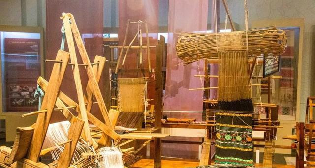 为什么古代中国出产丝绸,古代西方却不能出产?西方不养蚕吗?