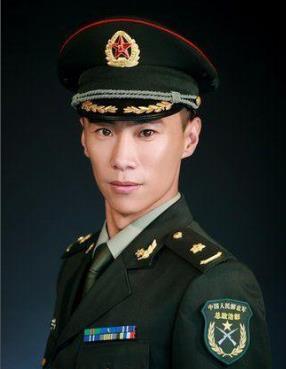 他是军人出身的演员常年演军旅题材的作品后来自己也当了导演