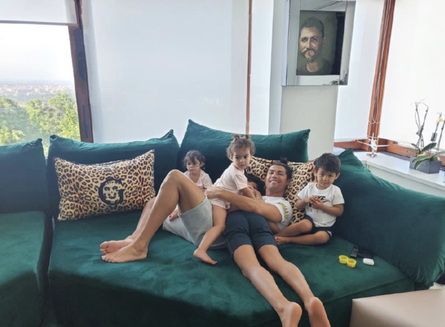 小女儿骑坐c罗身上,迷你罗趴爸爸肚子秀大长腿 祖孙三代同堂催泪