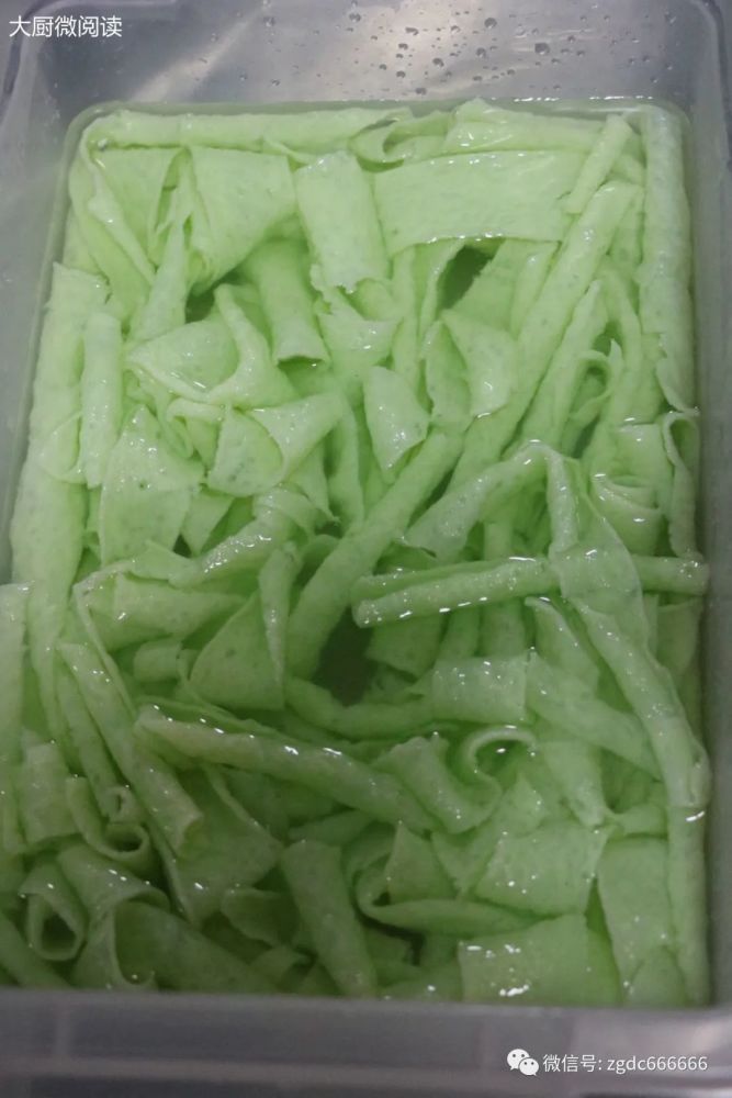 荷叶粉烫软后泡入清水备用2.