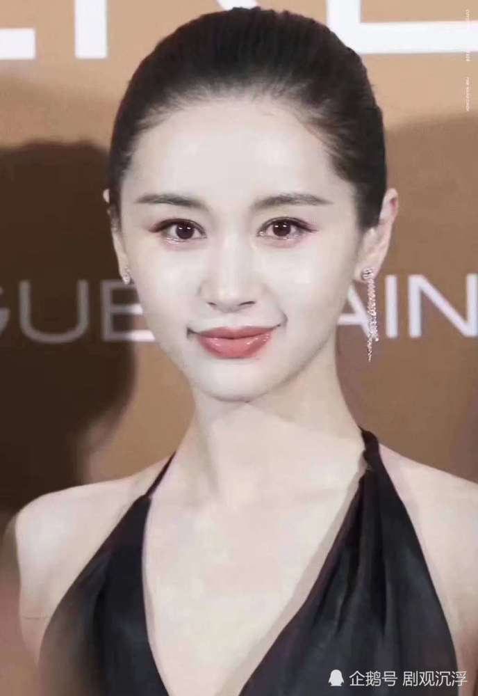 可当时王子文在剧里,人看起来总是非常疲累,有时候眼窝都是凹进去的.
