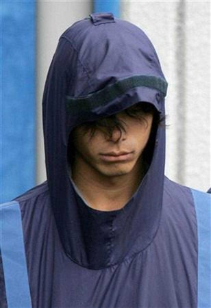 市桥达也当时为了怕被警方认出,竟然diy替自己整形,不但自己拿针缝